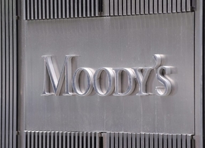 Moody's se ceba con la banca española y rebaja la nota a 16 bancos, entre ellos al Santander y BBVA 