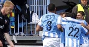 El Málaga se acerca a la 'Champions' tras ganar al Valencia (1-0)