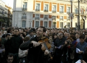 El 15-M cierra su cumpleaños en la Puerta del Sol con ágoras, cánticos y música de García Lorca 