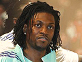 Adebayor se ilusiona con la posible llegada de Cesc al Madrid