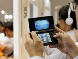 Nintendo lanza en Japón consola 3D