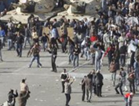 Partidarios de Mubarak cargan contra manifestantes con látigos y palos en El Cairo