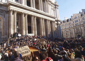Cientos de "indignados" acampan este domingo a pocos metros de la Bolsa de Londres