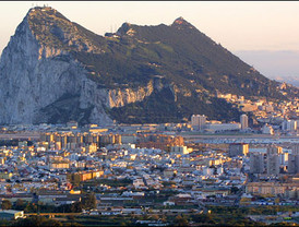 El delantero Humberto Suazo podría ser contratado por el Tottenham