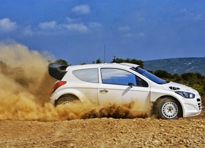 El Hyundai i20 WRC probando en tierra