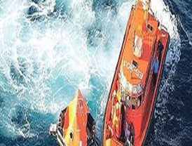 Emergencias rescata a los tres ocupantes de una embarcación y balizan la zona al estar hundiéndose