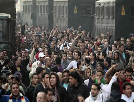 Aviones militares sobrevolaron El Cairo este domingo tras las protestas populares