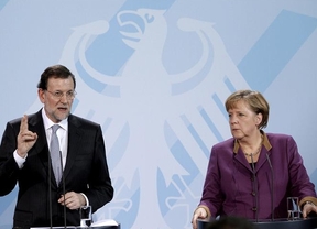Rajoy no pide aún a Merkel que adelante las 'rebajas' de los compromisos de déficit