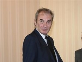 El profesor Neira abandona la Unidad de Cuidados Intensivos del Hospital Puerta de Hierro, en Madrid, y pasa a planta