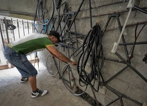 Un cubano quiere batir su propio récord montando una bicicleta de 8 metros