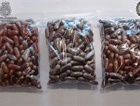 Transportaban en sus intestinos un kilogramo de hachís