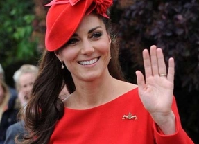 Kate Middleton hace sombra a la reina con su vestido rojo