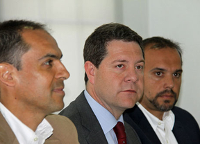 García-Page (c) junto a Daniel Jiménez (izq.) y Pablo Bellido (dcha.)