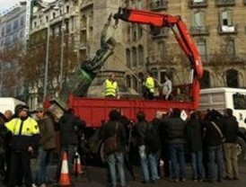 La estatua de la Victoria franquista, retirada por fin del obelisco de Diagonal-Passeig de Gràcia