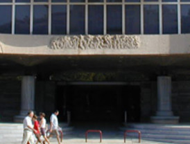 En otros países hacen ajustes sin tanto paro