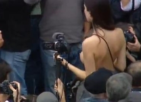 Una manifestante en 'topless' encarna el espíritu del 68 en Neptuno