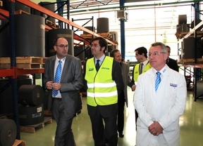 Romaní( c) durante su visita hoy a la empresa Ajusa en Albacete
