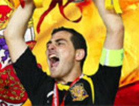 Los 'rojos' siguen ganando títulos: Casillas, Piqué, Xavi e Iniesta en el equipo ideal de 'La Gazzetta'