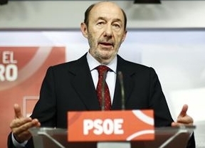 Rubalcaba: '¿Cómo miran a Rajoy en Bruselas mientras la Policía registra la sede del PP?'