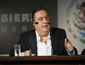 Evo dispone cambios en Educación y en la Aduana Nacional