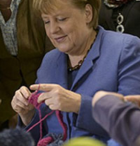 Merkel cambia la 'batuta' por las agujas de tejer