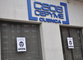 La sede de CEOE Cuenca amaneció con carteles de la Plataforma de Afectados por la Hipoteca