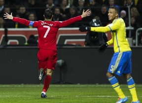 Un triplete de Ronaldo en Suecia mete a Portugal en Brasil'14 (2-3), en el que también estará Francia que remontó a Ucrania (3-0)