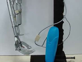 Mexicanos crean prótesis de brazo con electrodos