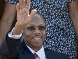 Ex presidente Aristide retornó a Haití con su esposa e hijas