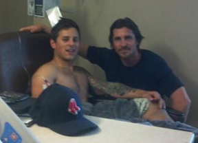 Christian Bale visita en el hospital a los heridos durante el estreno de 'Batman' en Denver