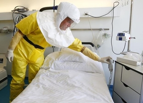 La médico que puede tener ébola, aún en camino a España: todo preparado en el hospital Carlos III
