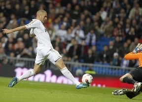 Tres misilazos del Madrid hunden al submarino en el primer tiempo y luego los blancos descansan (3-0)