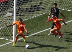 Holanda certifica el primer puesto del grupo ante Chile (2-0)