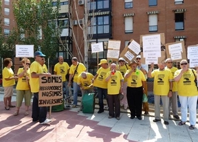 Unos 30 afectados por las preferentes de Bankia protestan en Toledo ante el 
