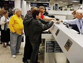 Canciller ecuatoriana suspende visita a Cuba por 'Ike'