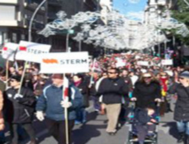 Miles de personas se manifiestan por las calles del centro de Murcia contra los recortes del Gobierno regional