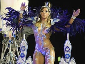Una multitud sale a las calles de Río para celebrar el carnaval