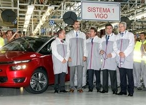 El Príncipe y el ministro de Industria con directivos de Citroën en la planta de Vigo