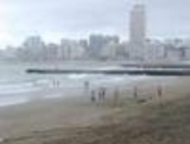 El mar se “come” un metro de playa por año