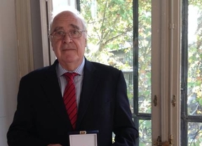 José Luis Sanchis, miembro del Consejo Editorial de Diariocrítico, recibe la medalla doctoral por su tesis sobre Adolfo Suárez