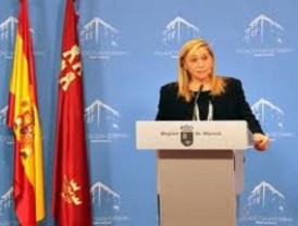 El primer ministro británico, David Cameron, presenta a su recién nacida