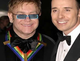 Elton John no sabe quien es el padre de su hijo