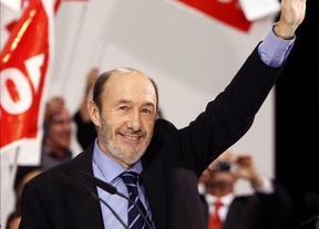 Rubalcaba se da un baño de masas en Valencia y pide a sus votantes que den la cara