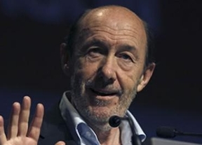 Rubalcaba: 'España sólo recibe hombres de negro y regañinas morales de Merkel'