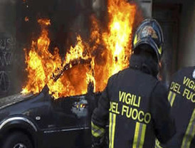 Encapuchados desatan batalla campal en marcha de los indignados en Roma