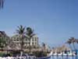 Uribe anuncia una bajada en el precio de los combustibles en vísperas del paro camionero