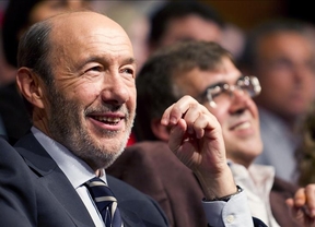 Rubalcaba 'se mete' con Aznar: 'Es irresponsable y falso que diga que España esté en bancarrota'