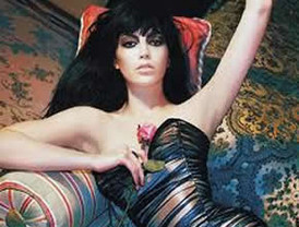 Daisy Lowe, quiere ver más curvas en el modelaje mundial