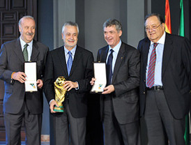 Griñán recibe en Sevilla la Copa del Mundial, que comienza una gira por Andalucía