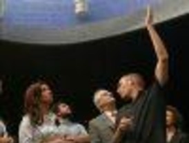 Cristina llegó de España y trajo al país compromisos de inversiones